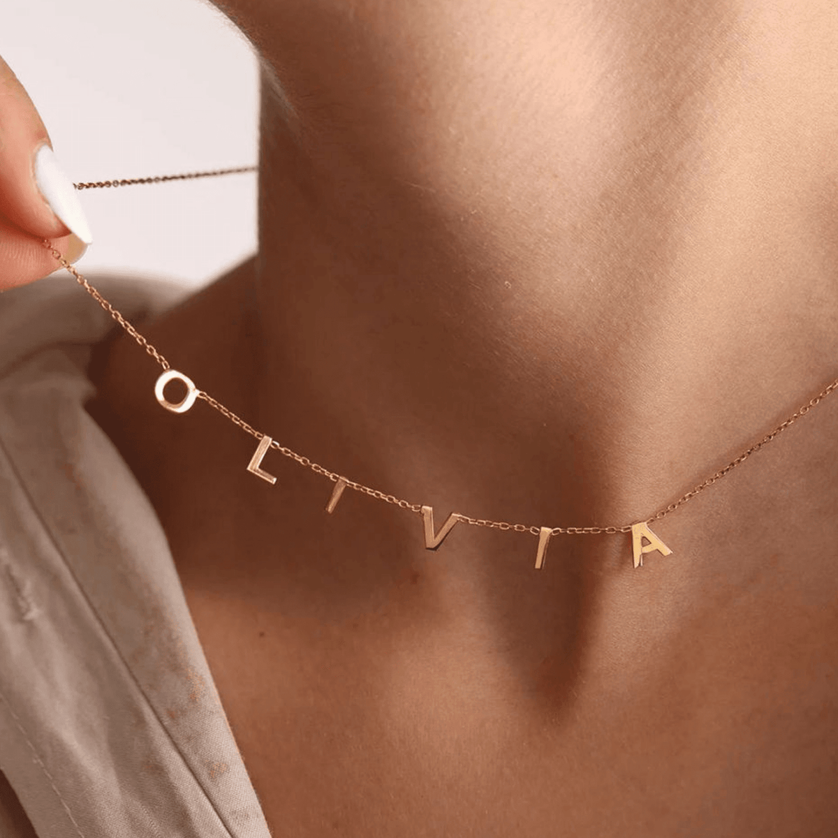Warum personalisierter Schmuck so besonders ist – Die Bedeutung von Namensketten, Buchstaben und Geburtssteinen - AnoaShop