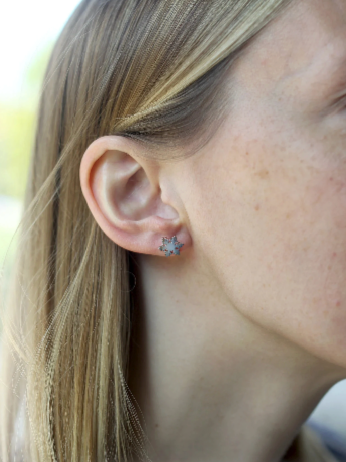 Snowflake Silver Earring stud • Silver Stud Earring • Minimalist Earring • Christmas earring • Winter snow Earring • Perfect Gift for her