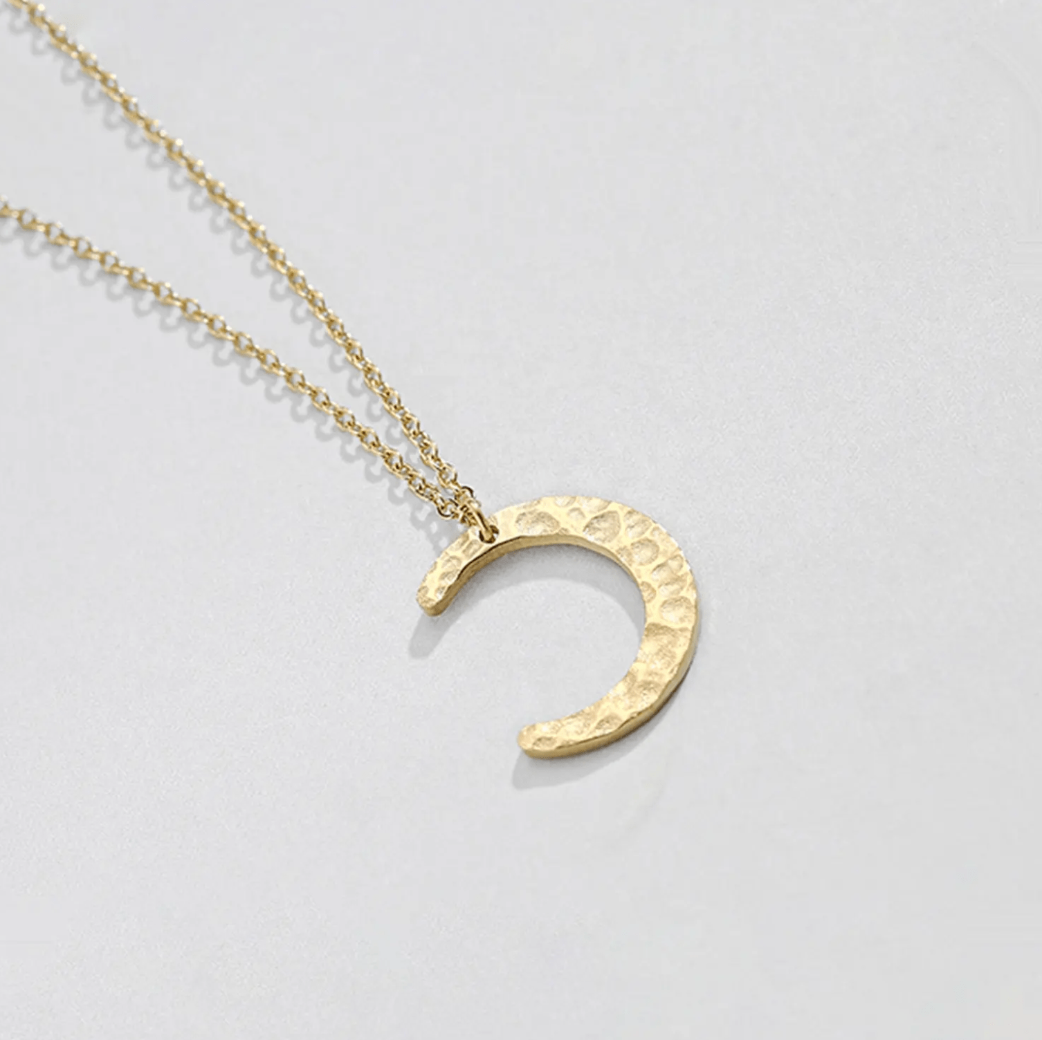 Long chain with stainless steel moon pendant - AnoaShop