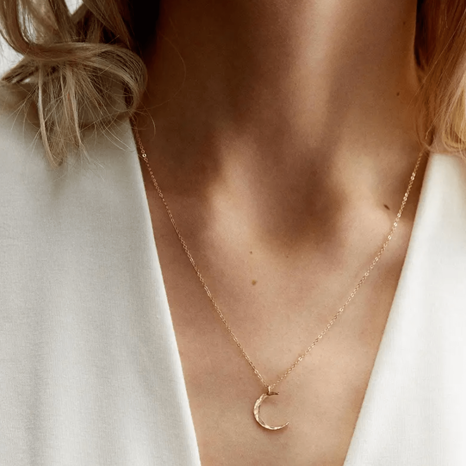 Long chain with stainless steel moon pendant - AnoaShop
